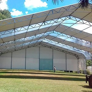 Manutenção de tenda de lona